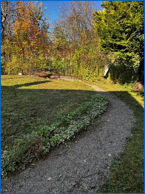 Gartenweg zum Sitzplatz Einfamilienhaus M�hlingen / Zoznegg