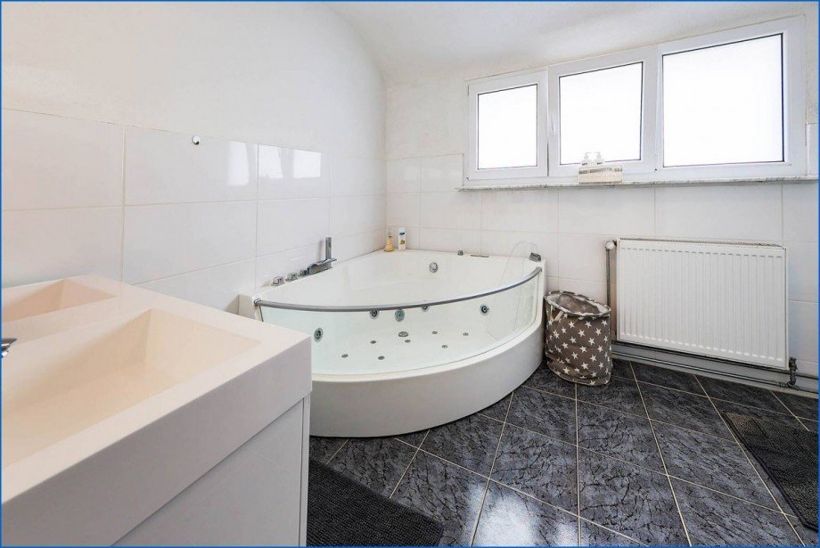 Badezimmer mit Whirlpool Doppelhaush�lfte Singen