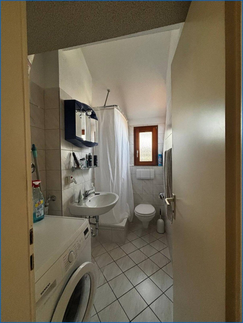 Bad mit Dusche und Waschmaschine Dachgeschosswohnung Meersburg
