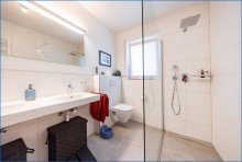 EG_Bad Dusche 2 Attraktives Dreifamilienhaus mit zwei Doppelgaragen und umfassender Modernisierung als Renditeobjekt