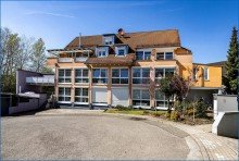 Aussen1 Attraktive 4,5 Zi. DG-Maisonette-Wohnung, mit 2 x TG/Platz u. gro�em Balkon, in Top-Zustand!