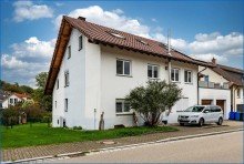Ansicht 01 Tolles 2-Fam-Haus mit gro�z�gigem Grundst�ck, Doppel-Garage, W�rmepumpe und Solar!
Ideale und ruhige Lage!