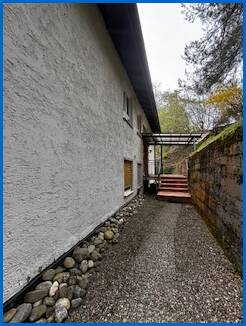 Zugang Haus Dachgeschosswohnung �hningen / Schienen