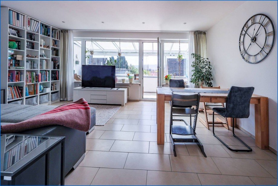 Wohn- und Esszimmer mit verglastem Balkon Etagenwohnung Radolfzell am Bodensee