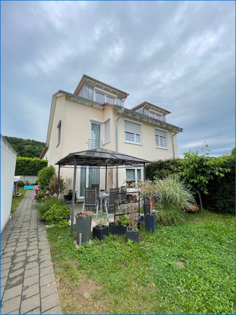 Ansicht Gailingen am Hochrhein Doppelhaush�lfte Sch�ne DHH mit viel Platz und Einzel-Garage in ruhiger Lage - aktuell vermietet!