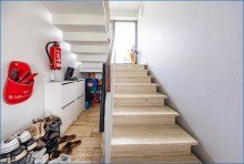 Treppe UG zu GG Attraktives Dreifamilienhaus mit zwei Doppelgaragen und umfassender Modernisierung als Renditeobjekt