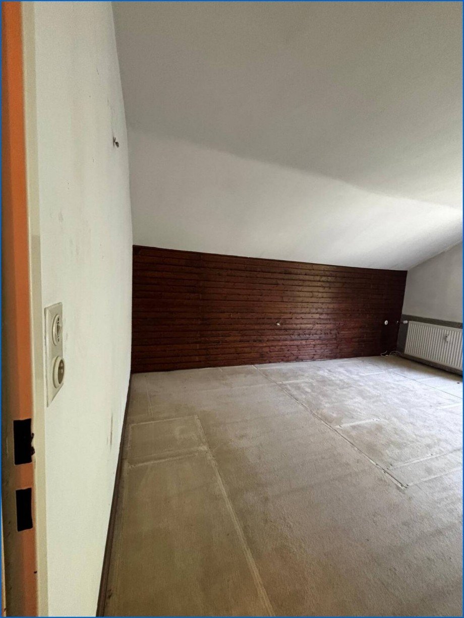 Gro�es Zimmer Dachgeschosswohnung �hningen / Schienen
