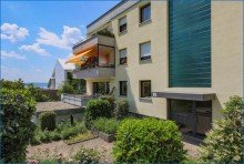 Hausansicht Blick zum Balkon und Eingang Exklusive 3-Zimmer-Wohnung mit Seesicht und Garage, Haus top saniert - frei!