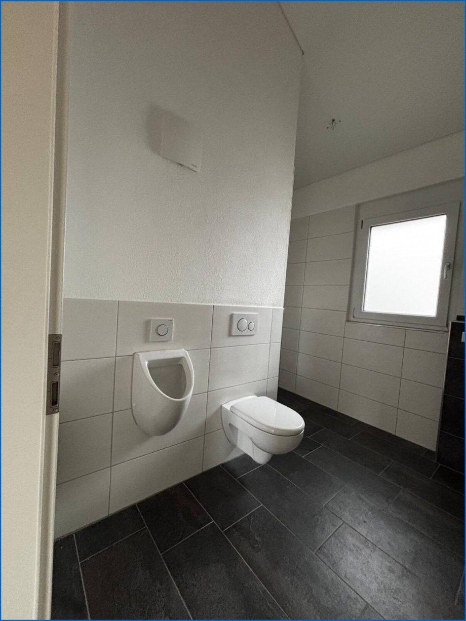 Badezimmer mit WC und Pissoir Zweifamilienhaus M�hlhausen-Ehingen / Ehingen