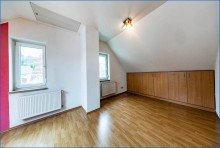 Zimmer Tolles 2-Fam-Haus mit gro�z�gigem Grundst�ck, Doppel-Garage, W�rmepumpe und Solar!
Ideale und ruhige Lage!