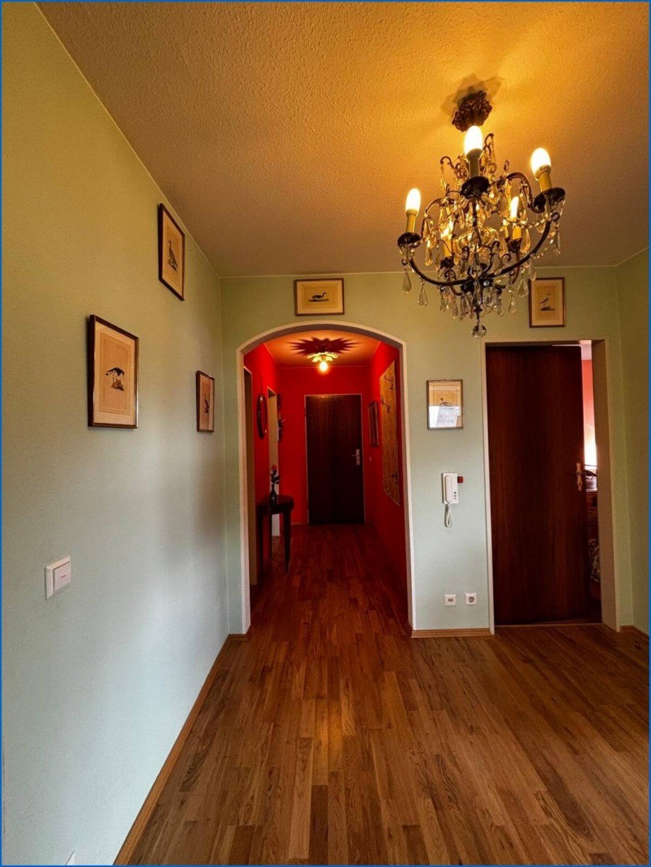 Gro�er Flur Blick Richtung Ausgang Erdgeschosswohnung Meersburg