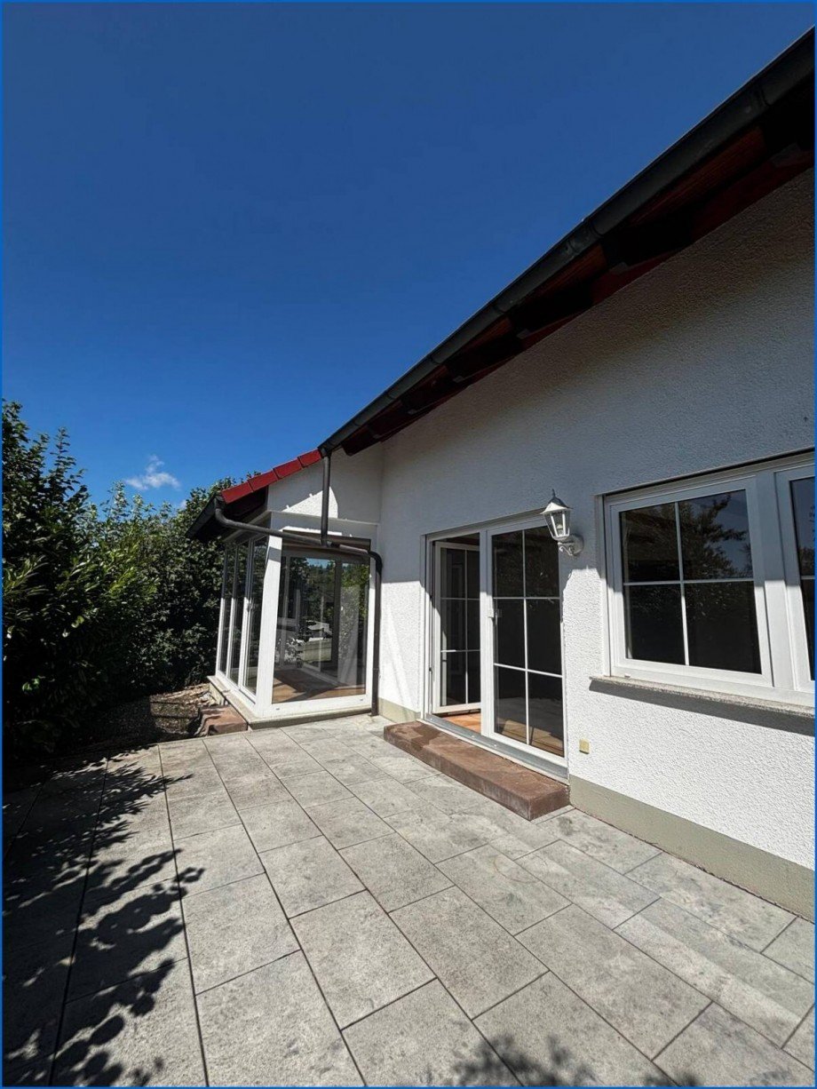 Blick von Terrasse Richtung Wohnzimmer und Wintergarten Einfamilienhaus Eigeltingen