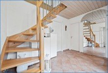 Flur 1.OG Modernes Zweifamilienhaus plus Gewerbeeinheit insgesamt ca. 243m� und gro�z�gigen Freifl�chen