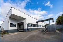 Rampe und seitliche Fensterfront Gro�z�gige Industriehalle in Top-Lage im Radolfzeller Industriegebiet mit 1.575m� - frei beziehbar!