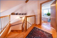 Flur DG Attraktive 4,5 Zi. DG-Maisonette-Wohnung, mit 2 x TG/Platz u. gro�em Balkon, in Top-Zustand!