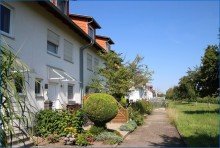 Weg zum Haus hinten RZ-B�hringen: noch Vermietetes Reihenmittelhaus m. Carport, in ruhiger u. kinderfreundlicher Lage!
