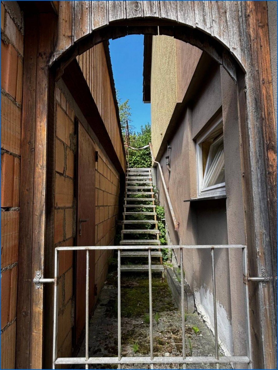 Treppe neben Haus Verbindung vorne hinten Einfamilienhaus Stockach
