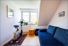 Zimmer 2 OG Attraktive 4,5 Zi. DG-Maisonette-Wohnung, mit 2 x TG/Platz u. gro�em Balkon, in Top-Zustand!