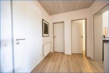 EG-Flur 2 Attraktives Dreifamilienhaus mit zwei Doppelgaragen und umfassender Modernisierung als Renditeobjekt