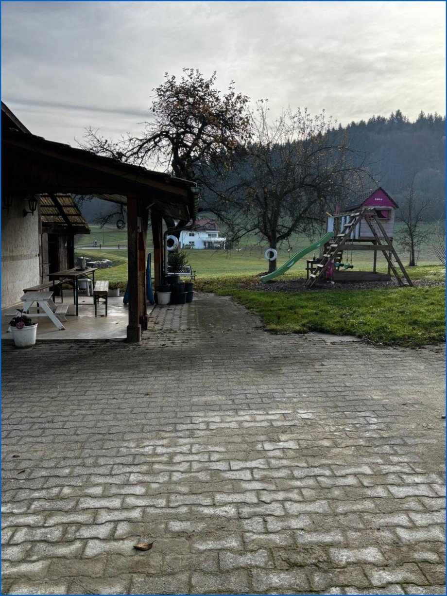 Garten mit �berdachtem Sitzplatz Zweifamilienhaus M�hlingen / Zoznegg