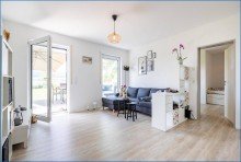 GG_Wohnzimmer Attraktives Dreifamilienhaus mit zwei Doppelgaragen und umfassender Modernisierung als Renditeobjekt