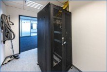 1. OG Serverraum R�ckseite B�ro - Praxis - Workspace - Schulung - Produktion - Lager    / 
    EG und 1. OG