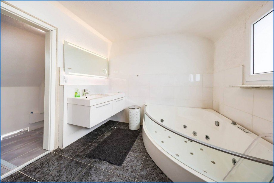 Badezimmer mit Whirlpool Doppelhaush�lfte Singen