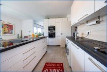EG-K�che Richtung Wohnzimmer Attraktives Dreifamilienhaus mit zwei Doppelgaragen und umfassender Modernisierung als Renditeobjekt