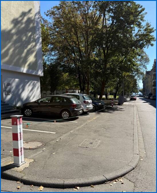 Gemeinschaftsstellpl�tze vor dem Seiteneingang. Im Hintergrund der B�dingen-Park und der See Etagenwohnung Konstanz