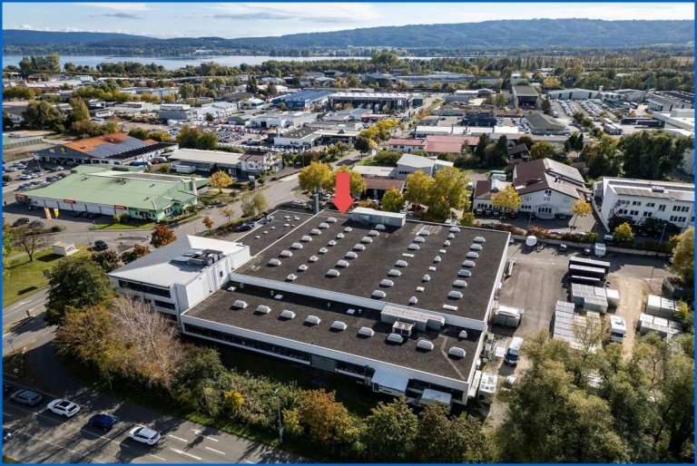Luftbild mit Ansicht Halle im Radolfzeller Industriegebiet Radolfzell am Bodensee Halle / Lager / Produktion Gro�z�gige Industriehalle in Top-Lage im Radolfzeller Industriegebiet mit 1.575m� - frei beziehbar!