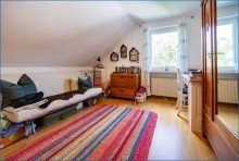DG-Kinderzimmer Attraktives Dreifamilienhaus mit zwei Doppelgaragen und umfassender Modernisierung als Renditeobjekt