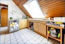 DG-K�che rechte Seite Attraktives Dreifamilienhaus mit zwei Doppelgaragen und umfassender Modernisierung als Renditeobjekt