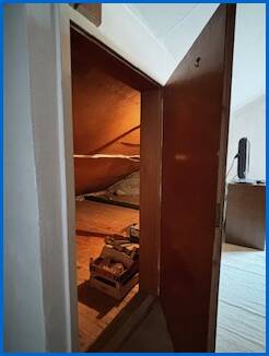 T�r zu Lagerfl�che in Schr�gdach Dachgeschosswohnung �hningen / Schienen