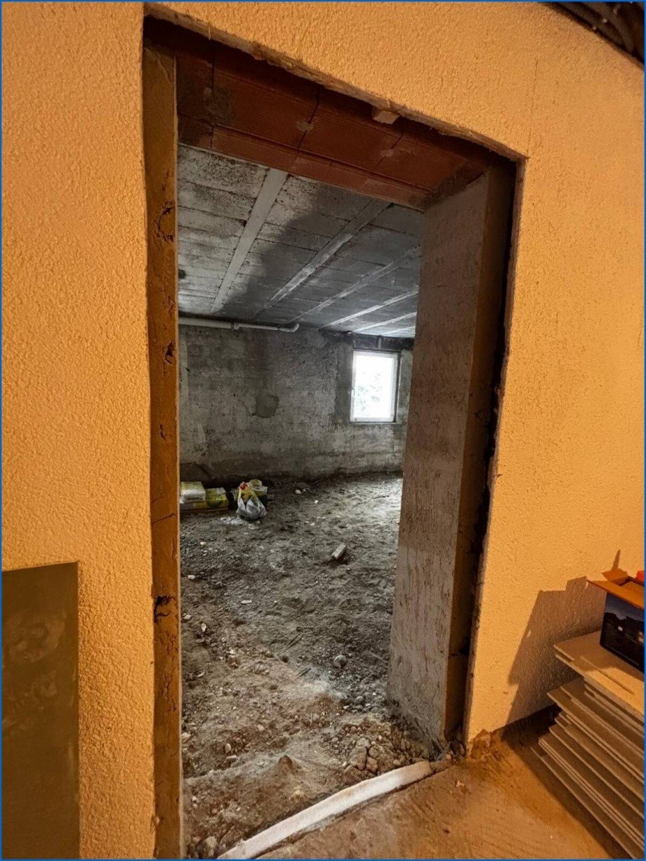Durchgang zum Garagenzimmer Etagenwohnung M�hlingen / Zoznegg