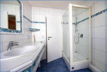 Bad EG Blick Radolfzell-ALTBOHL: gro�z�giges, gepflegtes Haus m. sch�nem Grundst�ck u. Garage/Stellpl./Bezugsfrei