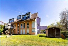 Aussen3 Attraktive 4,5 Zi. DG-Maisonette-Wohnung, mit 2 x TG/Platz u. gro�em Balkon, in Top-Zustand!