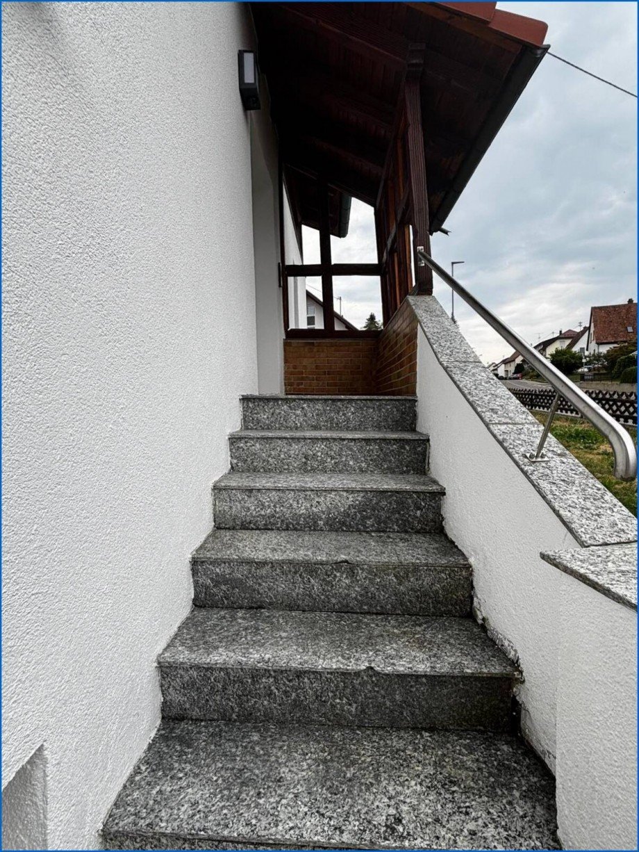 Treppenaufgang zum Eingang Etagenwohnung M�hlingen / Zoznegg