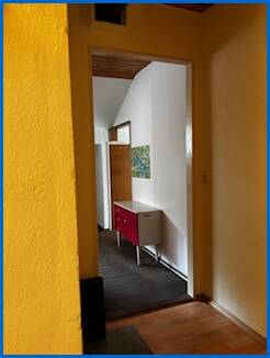 Wohnungseingang Dachgeschosswohnung �hningen / Schienen