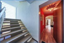 Wohnungseingang Exklusive 3-Zimmer-Wohnung mit Seesicht und Garage, Haus top saniert - frei!