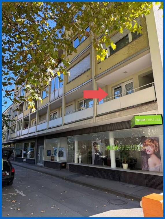 Strassenseite mit Frieseur undL�den im Erdgeschoss Konstanz Etagenwohnung Helle 2-Zimmer-Wohnung mit Wohnk�che - wenige Schritte zum See und zur Altstadt, kurzfr. bezugsfrei.