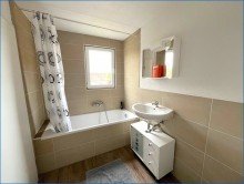 Bad mit Wanne, DG Bezugsfreies und saniertes Einfamilienhaus mit gro�er Scheune und idyllischem Grundst�ck !