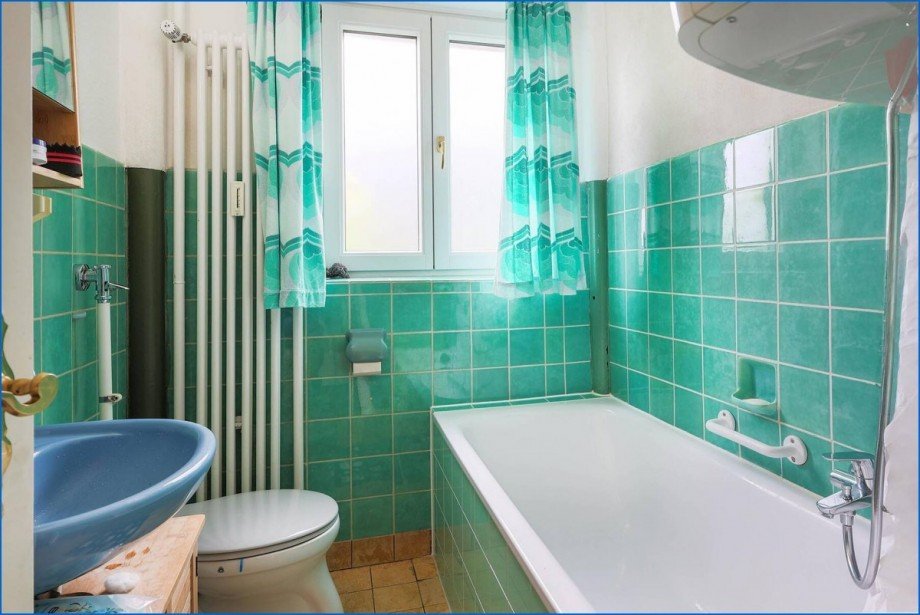 Bad mit Wanne und WC, ELW Haus Konstanz