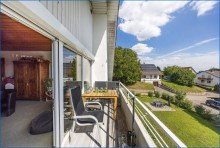 DG-Balkon mit Ausblick Attraktives Dreifamilienhaus mit zwei Doppelgaragen und umfassender Modernisierung als Renditeobjekt