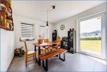 GG-Essbereich Attraktives Dreifamilienhaus mit zwei Doppelgaragen und umfassender Modernisierung als Renditeobjekt