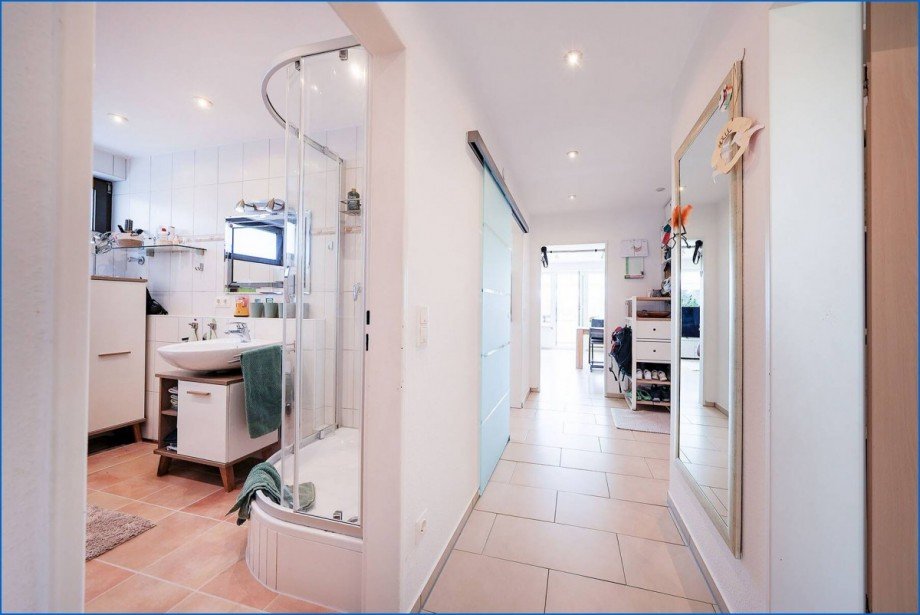 Flur mit Blick ins Bad Etagenwohnung Radolfzell am Bodensee