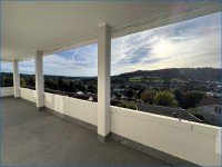 Hauptbild Fernsicht Pur! Lichtdurchflutete und bezugsfreie 3 Zi.-DG-Wohnung mit gr. Balkon und Garage!