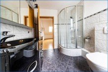 Bad 03 Tolles 2-Fam-Haus mit gro�z�gigem Grundst�ck, Doppel-Garage, W�rmepumpe und Solar!
Ideale und ruhige Lage!