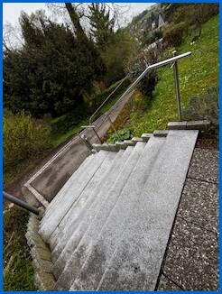 Treppe von Stra�e Dachgeschosswohnung �hningen / Schienen