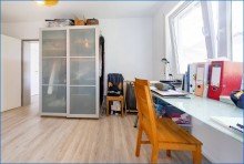 GG-B�robereich Attraktives Dreifamilienhaus mit zwei Doppelgaragen und umfassender Modernisierung als Renditeobjekt