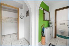 Flur + WC Modernes Zweifamilienhaus plus Gewerbeeinheit insgesamt ca. 243m� und gro�z�gigen Freifl�chen